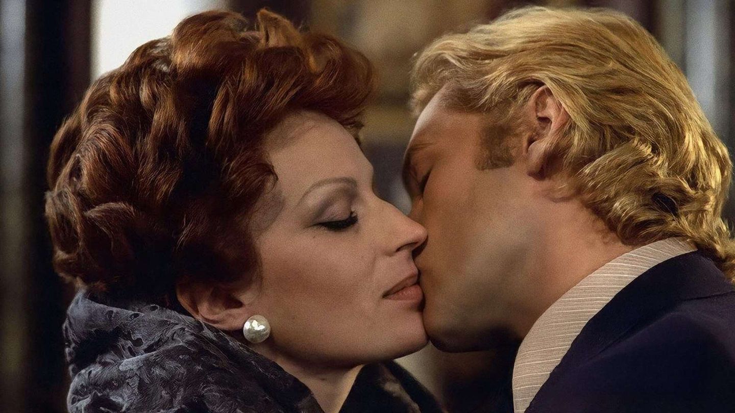 Gruppo di famiglia in un interno