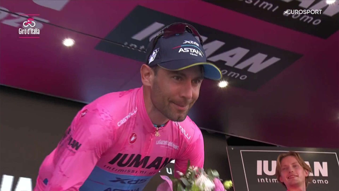 18/05 09:50 | Dopo 4 anni un italiano torna in maglia rosa! Rivivi la premiazione | Giro d'Italia