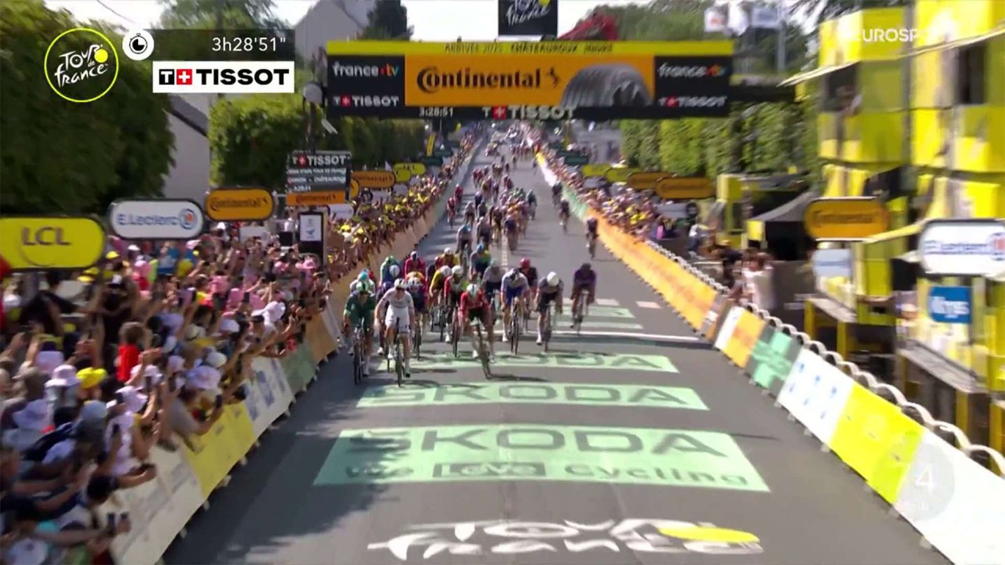 13/07 17:50 | Tim Merlier lo brucia proprio al traguardo dopo aver ropreso van der Poel: rivivi la volata | Tour de France