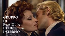 Gruppo di famiglia in un interno