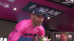 18/05 09:50 | Dopo 4 anni un italiano torna in maglia rosa! Rivivi la premiazione | Giro d'Italia
