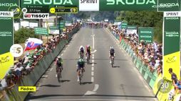 11/07 16:00 | Jonathan Milan è ancora il più veloce al traguardo volante: rivivi la volata con Girmay a Plédran | Tour de France