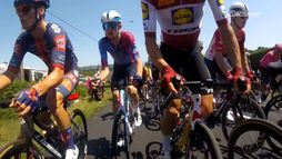 18/07 13:40 | Caldo, borracce, tifosi e Pogacar che fa tris dominando: rivivi l'Hautacam dall'onboard | Tour de France