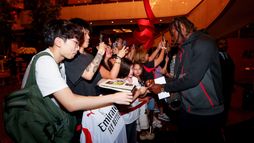 21/07 11:35 | Che entusiamo per il Milan a Singapore! Foto e autografi per Leao e compagni al loro arrivo | Calcio