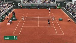 05/06 16:00 | Ma dove l'ha messa? Passante in scivolata con lo slice di Jakub Mensik | Roland Garros