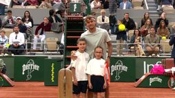 06/06 10:30 | Flavio Cobolli dopo il forfait di Arnaldi entra insieme a due bambini sullo Chatrier per allenarsi | Roland Garros