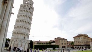 Torre di Pisa, piuma d'oca e biscotti digestivi