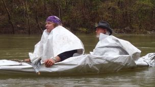 Persi lungo un fiume