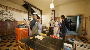 La Scuola Guest House vs Chez Les Grottes