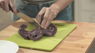 Polpo alla curcuma su crema di lenticchie