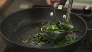 Nidi di agretti con uova pochette
