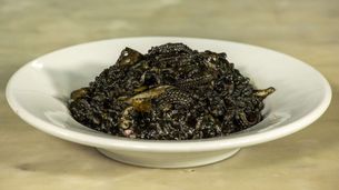 Riso al nero di seppia e calamari e seppie in tegame