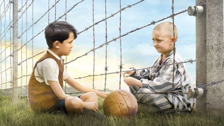 Il bambino con il pigiama a righe